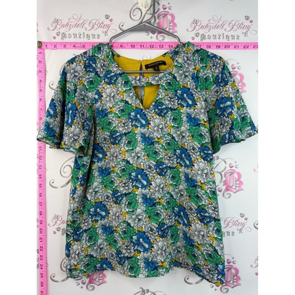 Banana Republic T-shirt cut out Floral Keyhole Top in Blue, Green & Yellow